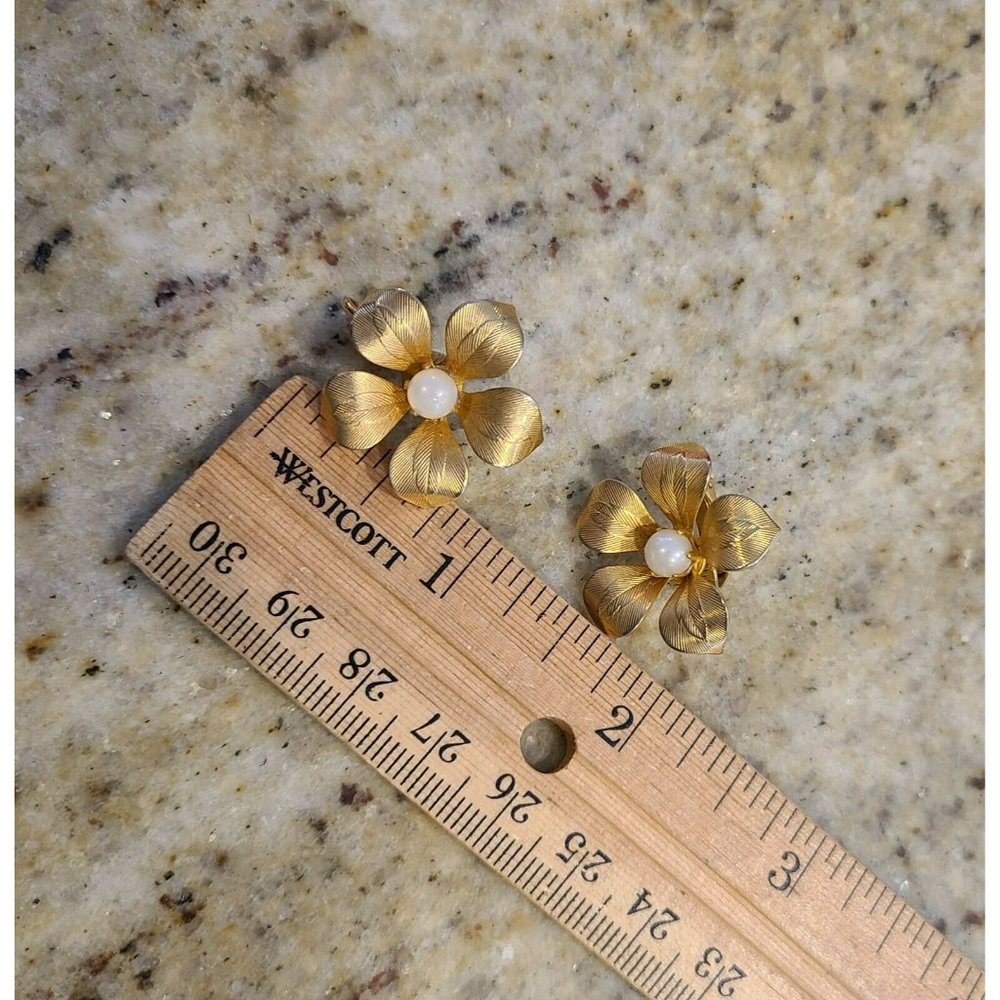 Vintage Gold Tone Textured Flower Daisy Faux Pearl Prong Center Clip on Earrings - Picture 5 of 6